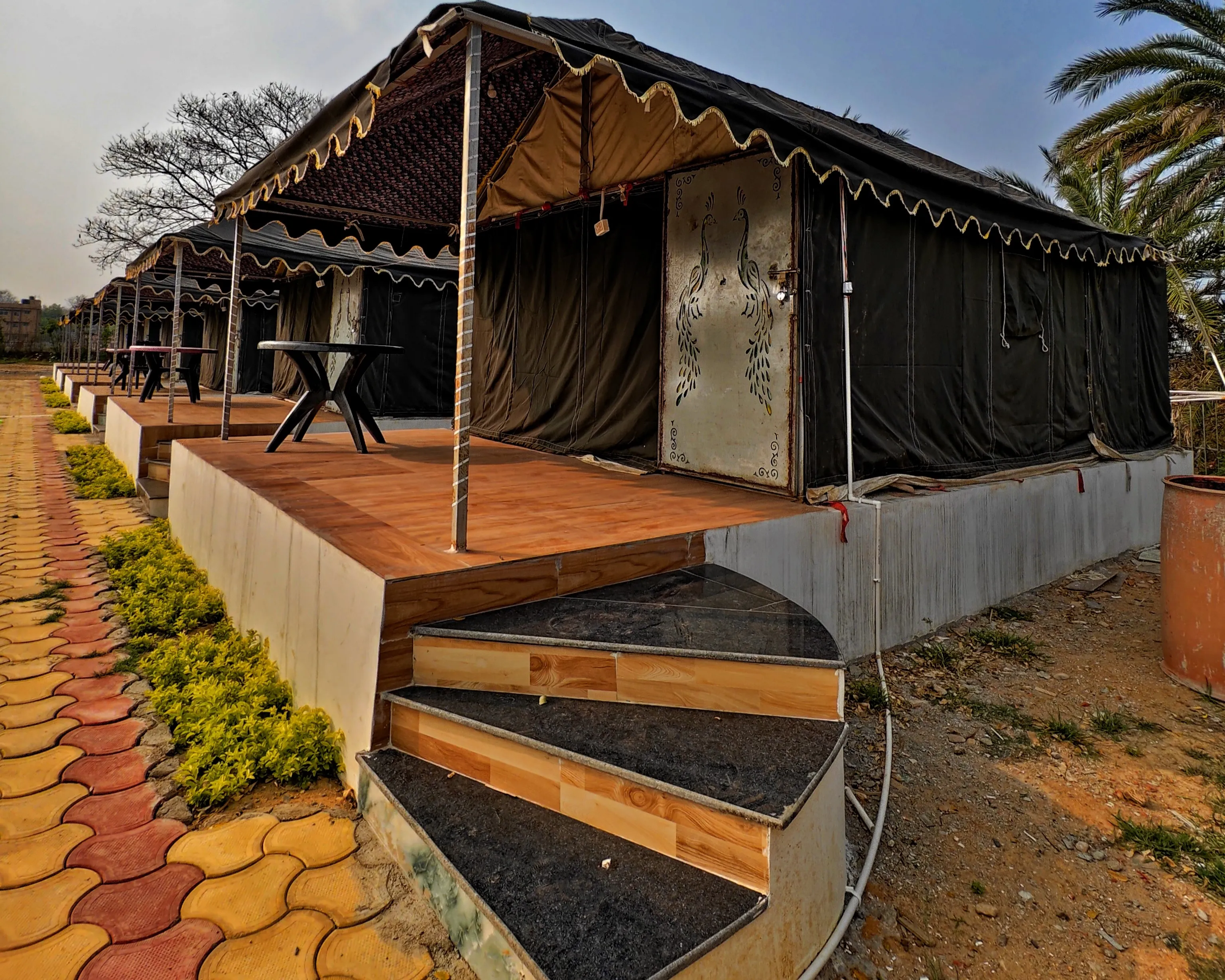/room/tent-img3.webp