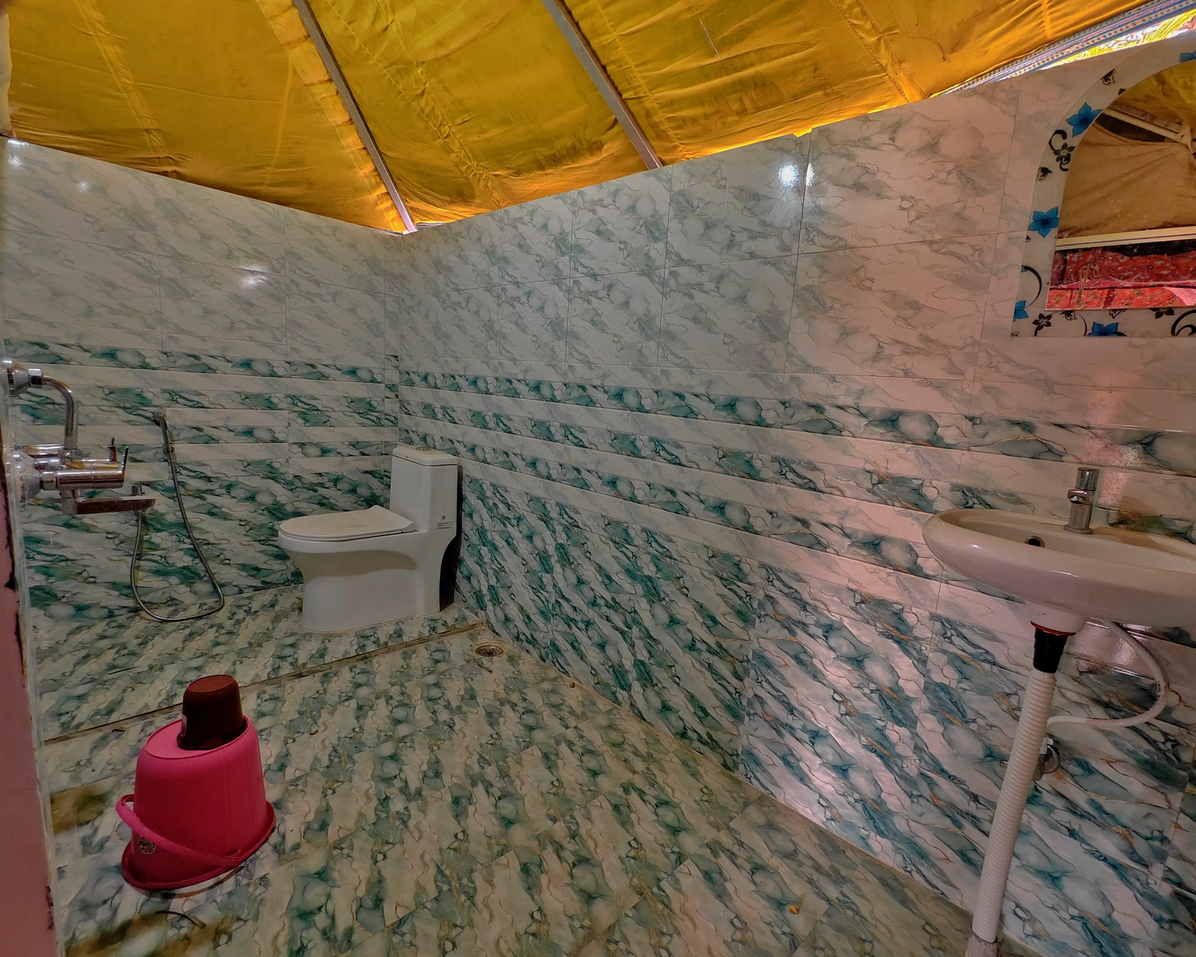 /room/tent-img4.webp